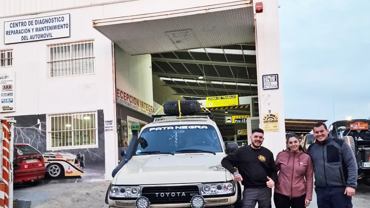 Entrada del taller de Automotor 4x4 en Águilas, con el equipo delante de un Land Cruiser preparado