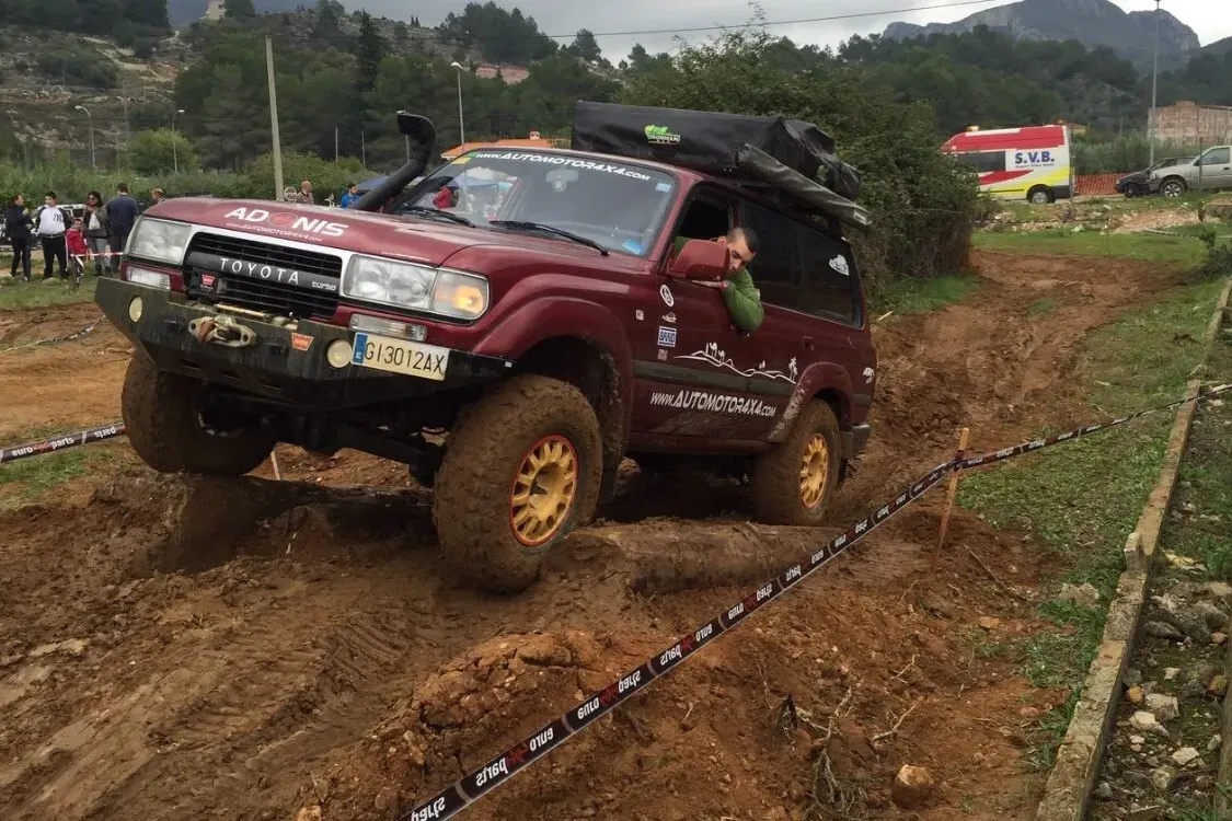 Toyota Land Cruiser de competición franqueando un obstáculo en una prueba