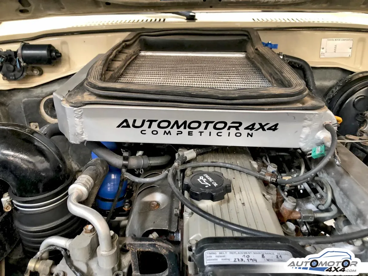 Motor con la caja de admisión rotulada Automotor 4x4 Competición
