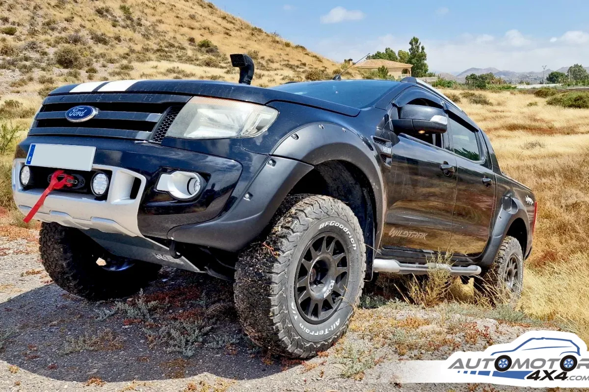 Ford Ranger preparado en terreno abierto