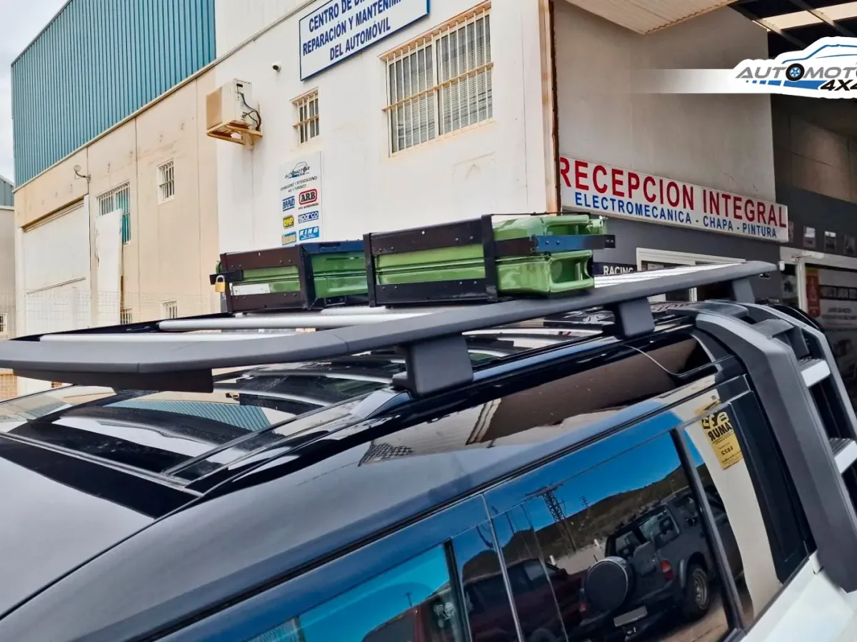 Baca de expedición montada sobre el techo de un Land Rover Defender