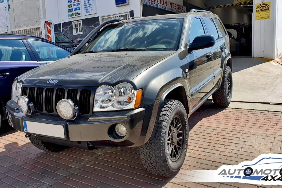 Jeep Grand Cherokee preparado, visto entero en la calle