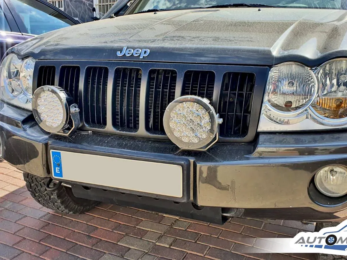 Front end of a Jeep Grand Cherokee with auxiliary lights fitted