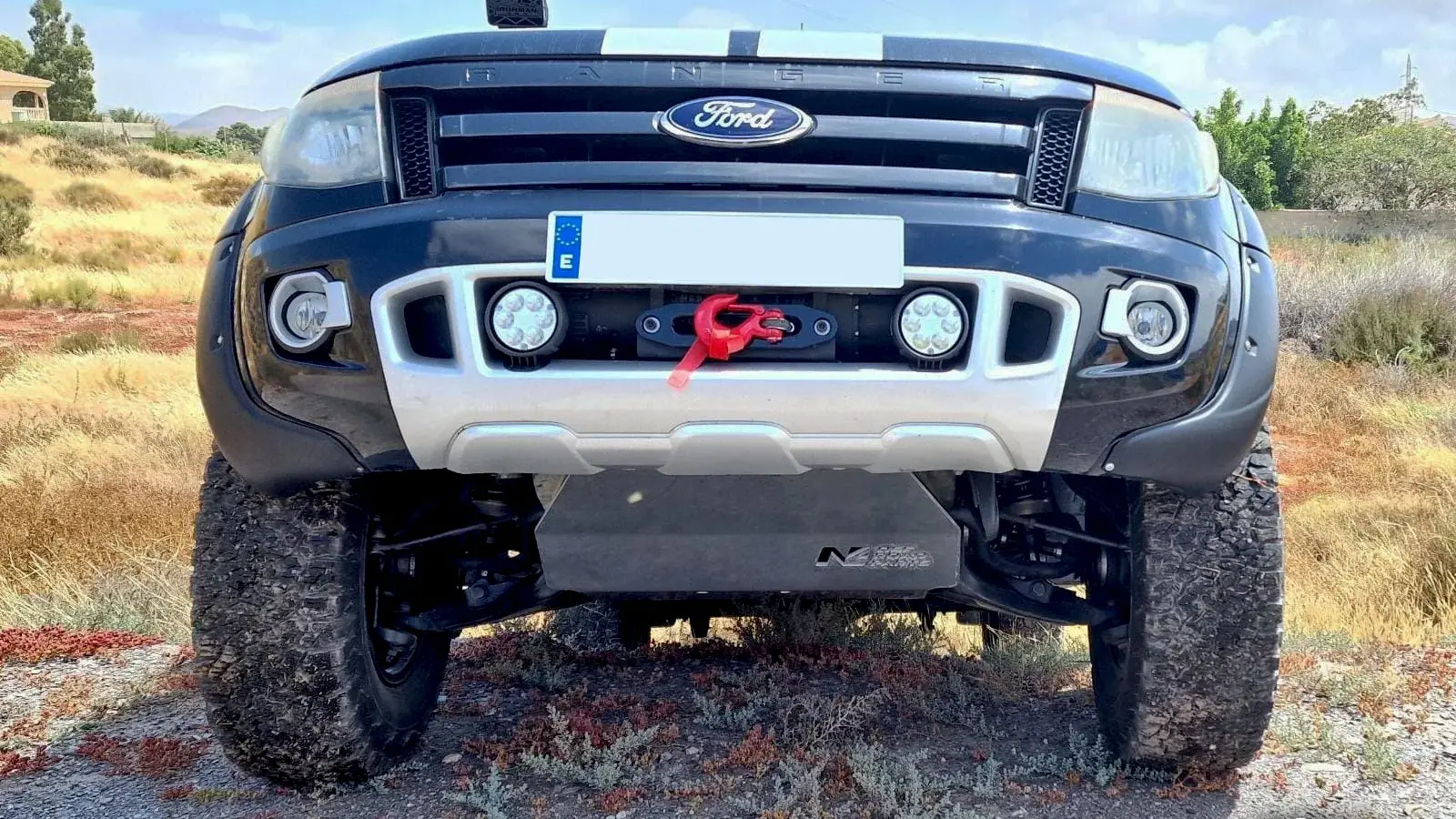 Ford Ranger negro preparado por Automotor 4x4, visto de frente en el campo murciano