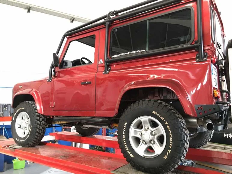 Land Rover Defender 90 TD4 — taller 4x4 en Águilas (Murcia) (5/11)